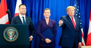Mellem en grøn trepart og en lyserød grisefirpart blev vi så præsenteret for en smuk diplomatisk bagpart