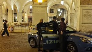Accoltellato in piazza dei Signori davanti alla fidanzata: arrestato un 18enne per tentato omicidio