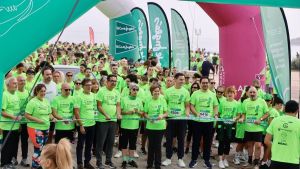 Una marea verde de solidaridad inunda el Muro de San Lorenzo de Gijón para luchar contra el cáncer: 