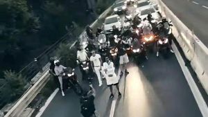 Blocco sulla Milano-Meda per girare un video, espulso il trapper Bratan: “Socialmente pericoloso”