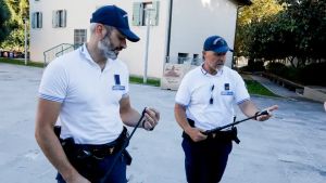 Debuttano a Ronchi i bastoni da difesa per la Polizia locale
