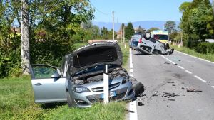 Frontale tra due auto a Pasiano, una vettura si ribalta: feriti una donna e una bambina