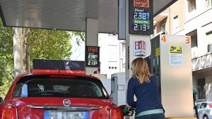 Tetto a prezzi sul carburante di Eni. L’esperto: “Ecco perché gli altri distributori non si adegueranno”