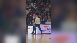 Reyer, scintille a bordo campo: il video di Spahija che lancia la giacca contro Brugnaro