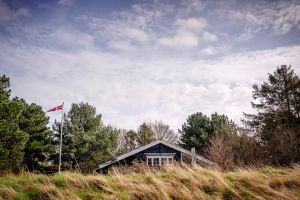 I ferierne tager tusinder i sommerhus ved kysterne – men pengene lander et helt andet sted