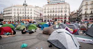 Las cámaras de la Puerta del Sol se desconectan mientras permanecen los manifestantes acampados
