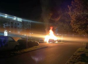 Dramatisk nat i boligkvarter - bil brænder på P-pladsen