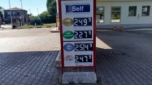 Diesel self sopra i 2,50 e in autostrada vola: a Treviso prezzi mai così alti