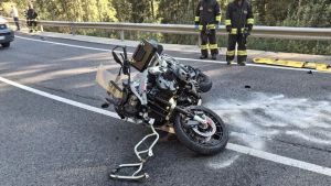 Tragico incidente a Sappada, scontro tra auto e moto: muore una donna, gravissimo il conducente