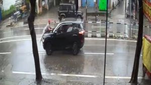 'Roko Roko... Ruk': Man clings to moving car bonnet after Uttarakhand crash