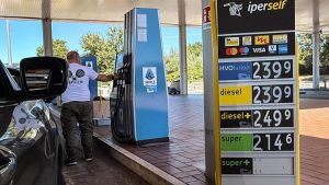 Anche Ip frena i prezzi: scatta lo sconto Eni ai distributori. Ma tir e taxi minacciano scioperi