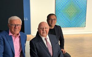 Lucien Arkas, asıl iki büyük haberi Vasarely tablosu önünde patlattı