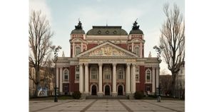 Чий е площадът пред Народния театър