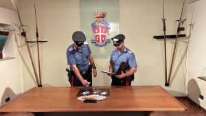 Spaccio nel condominio. Arrestato pusher di 47 anni. Sequestrate le dosi di cocaina