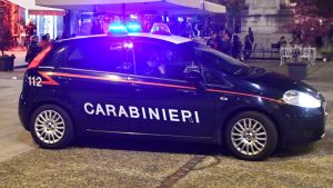 Cerca di fermare i vandali di auto, trentenne preso a calci e pugni