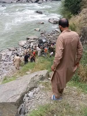 Five killed, several injured in Karnah road accident