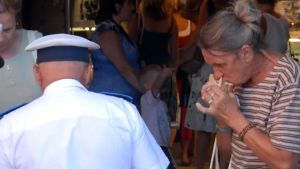 Formiche sui dolci esposti, alcol diluito e cibi non tracciati: bar di Cannaregio nei guai