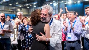 Ayuso externaliza el manual de Miguel Ángel Rodríguez a sus redes sociales