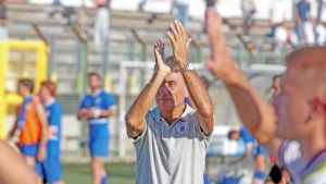 Mister Clementi vede il bicchiere mezzo pieno, anche se c’è rammarico per l’espulsione di capitan Pesaresi: rosso diretto. A Teramo da primi: 