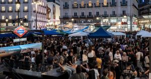Los gobiernos de Ayuso y Almeida atacan al de Sánchez por la acampada en Sol: “Busca problemas y no encuentra soluciones”