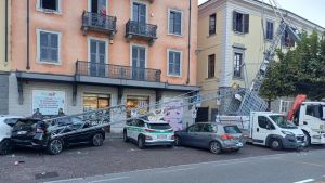Bellano, gru precipita sulle auto in sosta: paura davanti al Municipio
