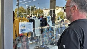 «Qui giace viale Stazione»: i commercianti espongono i necrologi dei negozi e chiedono la riapertura al traffico