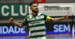 A braçadeira fica. O capitão também