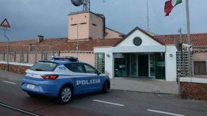 Dramma a Venezia, poliziotto si toglie la vita negli spogliatoi degli uffici