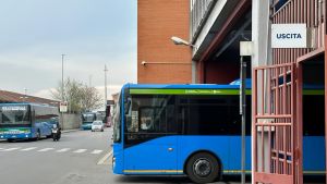 Quindicenne accerchiato dal branco all’autostazione: l’aggressione, poi le mani sul collo per strappargli la catenina