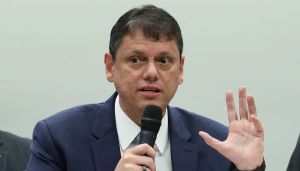 Tarcísio não cumpre a lei de tratamento ao câncer no SUS