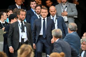 Emmanuel Macron change d’avis, peu importe la laïcité il ira à la messe à Metz