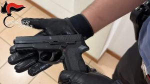 Baruffa per la coda alla cassa, minaccia gli altri clienti con una pistola da softair