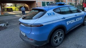 Entra di notte in carrozzeria e rovista nelle auto: fermato con la chiave di una vettura in tasca
