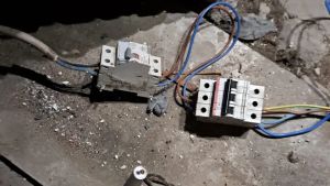 Fontanafredda, cavo abusivo collegato alla linea elettrica alimentava un’intera casa: tre denunciati