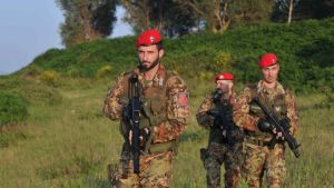 Alto Lario, droga e munizioni: i Cacciatori di Calabria arrestano 4 spacciatori. Retata dei baschi rossi nei boschi dello spaccio