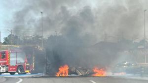 Alarma en Gijón por una furgoneta pasto de las llamas en uno de los accesos a la ciudad