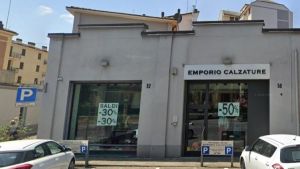 Ruba una borsa e scappa in via Vignolese: inseguita e bloccata dai negozianti