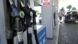 Benzina a 2 centesimi in meno dell’Eni: tutti in fila per il pieno