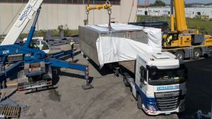 Un enorme serbatoio dell’urea via camion da Monfalcone a Marghera: il trasporto eccezionale nella notte