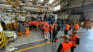 Veduggio, prende i permessi dal lavoro per accudire la moglie malata e le tre figlie minorenni: l’azienda lo sospende