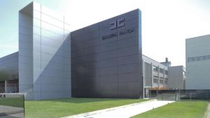 Magazziniere dell’‘Elisabetta Franchi’ “ha molestato le colleghe”: licenziato, ora fa ricorso