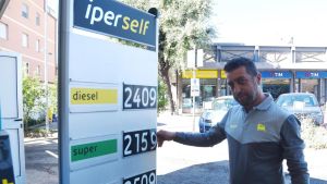Carburanti scontati. Scatta la corsa al pieno. Ed è maretta nel settore: 