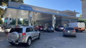 La corsa al carburante ribassato. File e attese ai distributori Eni. Ma tra i gestori c’è chi dice no