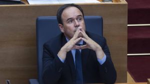 ¿Se puede comprometer a algo, señor Llorca?