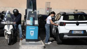 Tutti in fila dal benzinaio, code ai distributori Eni e scorte finite. L’ira dei gestori: “Ci hanno detto di stare zitti”