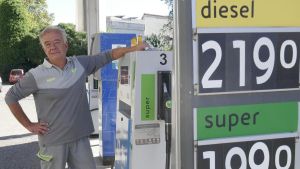 Assalto al prezzo fisso. Benzina e diesel di Eni. Subito maxi coda al self. Anche Ip fa gli sconti