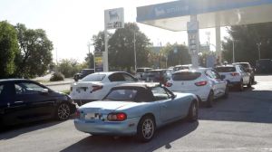 Benzina, a Padova assalto ai distributori: dalle code ai cartelli «esaurito»