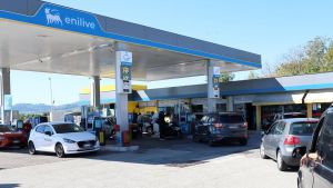 Carburanti scontati. Scatta la corsa al pieno. Ma i gestori insorgono