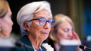 Lagarde lancia l’allarme crescita: “Frenata dall’aumento dei tassi”