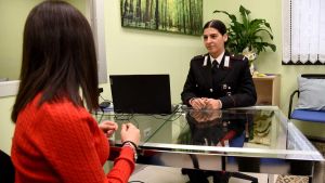 “Violentò una bambina di 5 anni”, l’incubo tra le mura di casa: a processo il coinquilino della madre
